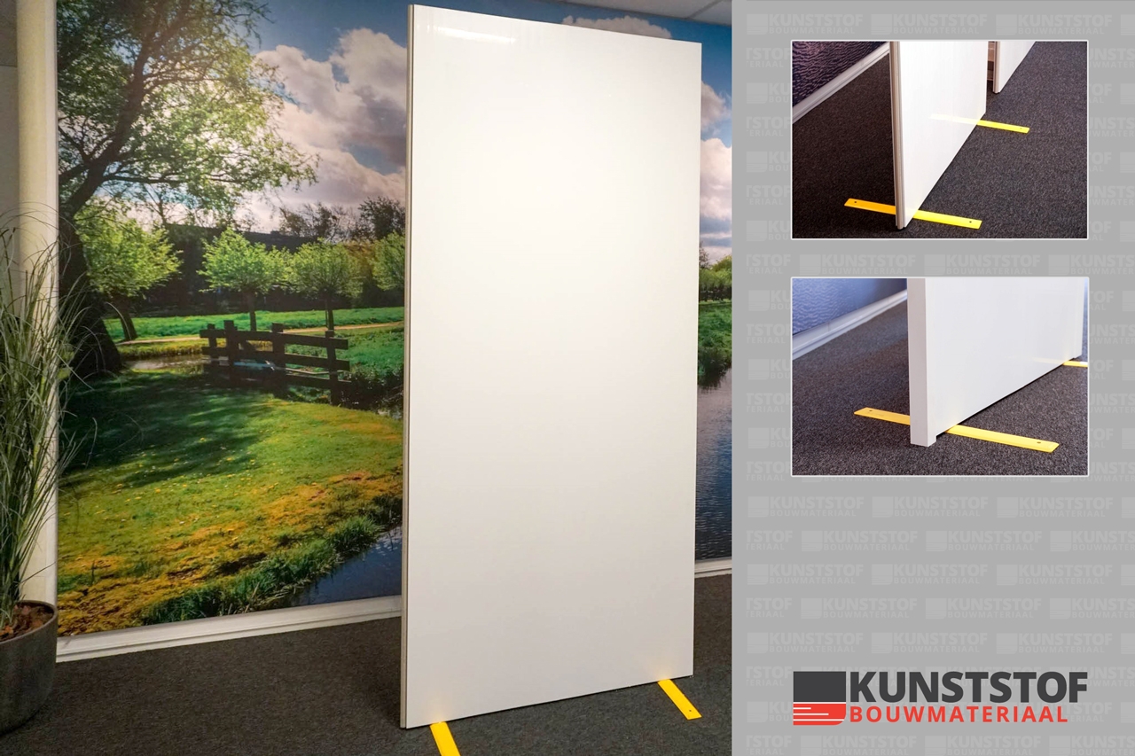 Modulaire kunststof kantoor wanden. Deze vrijstaande kunststof scheidingswand op deze afbeelding met voet opgebouwd uit kunststof scherm. De schermen van kunststof kunnen flexibel voor vele doelen worden ingezet zoals o.a. looproutes, werkplekken en wacht