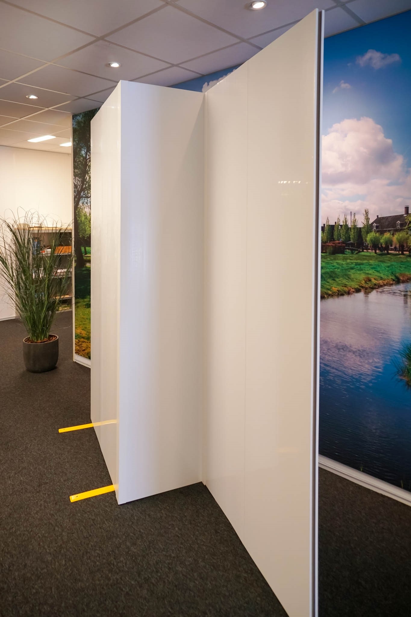 Hoek scheidingswand van kunststof en modulair en flexibel toe te passen