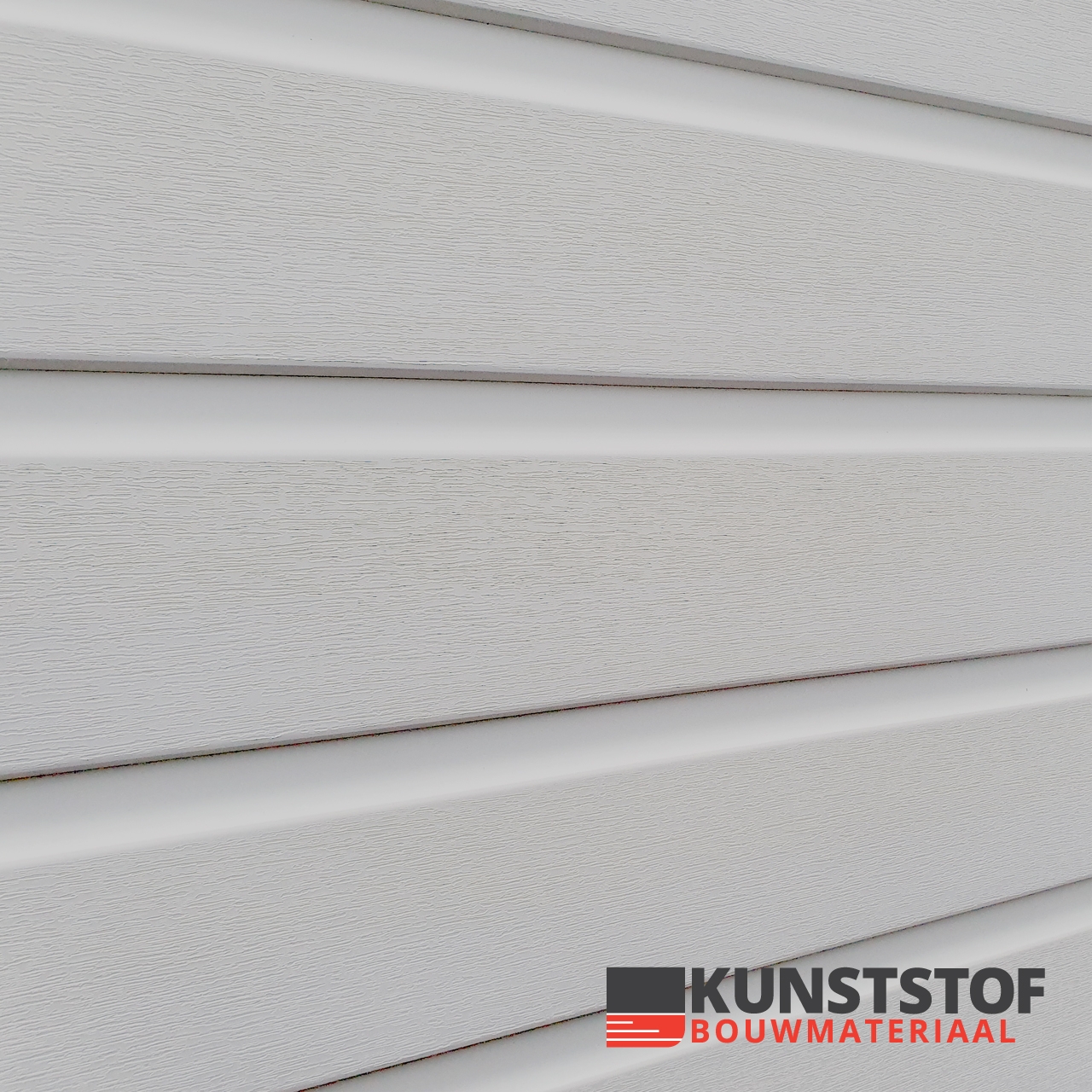 Licht grijze chalet bekleding van kunststof is ook geschikt voor een stacaravan. Kleur RAL 7035 is te zien