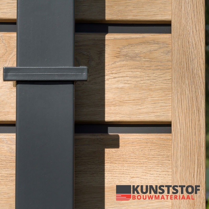 houten regels met zwart aan wand en gevel op de muur gemonteerd hout met zwart er tussen