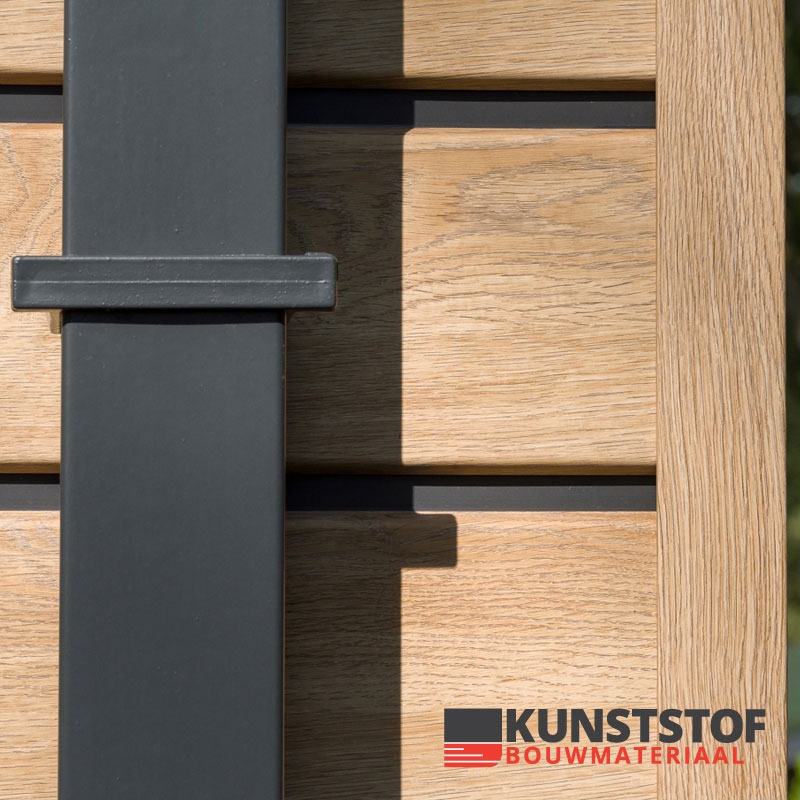 houten regels met zwart aan wand en gevel op de muur gemonteerd hout met zwart er tussen