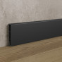 Zwarte plint gemonteerd langs PVC vloer
