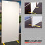 Modulaire kunststof kantoor wanden. Deze vrijstaande kunststof scheidingswand op deze afbeelding met voet opgebouwd uit kunststof scherm. De schermen van kunststof kunnen flexibel voor vele doelen worden ingezet zoals o.a. looproutes, werkplekken en wacht