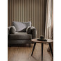 Lattenwand zwart eiken als accentwand achter fauteuil met verticale houtlook latten