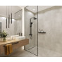 een badkamer compleet met SPC wandpaneel Smoky Concrete 265×120 - lichtgrijze betonlook