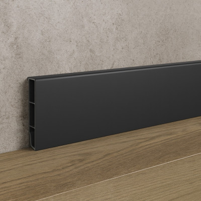 Zwarte plint gemonteerd langs PVC vloer