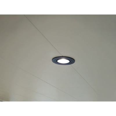 gemonteerde kunststof panelen in de badakmer