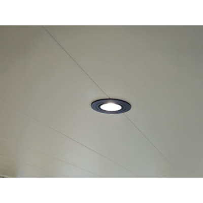 gemonteerde kunststof panelen in de badakmer