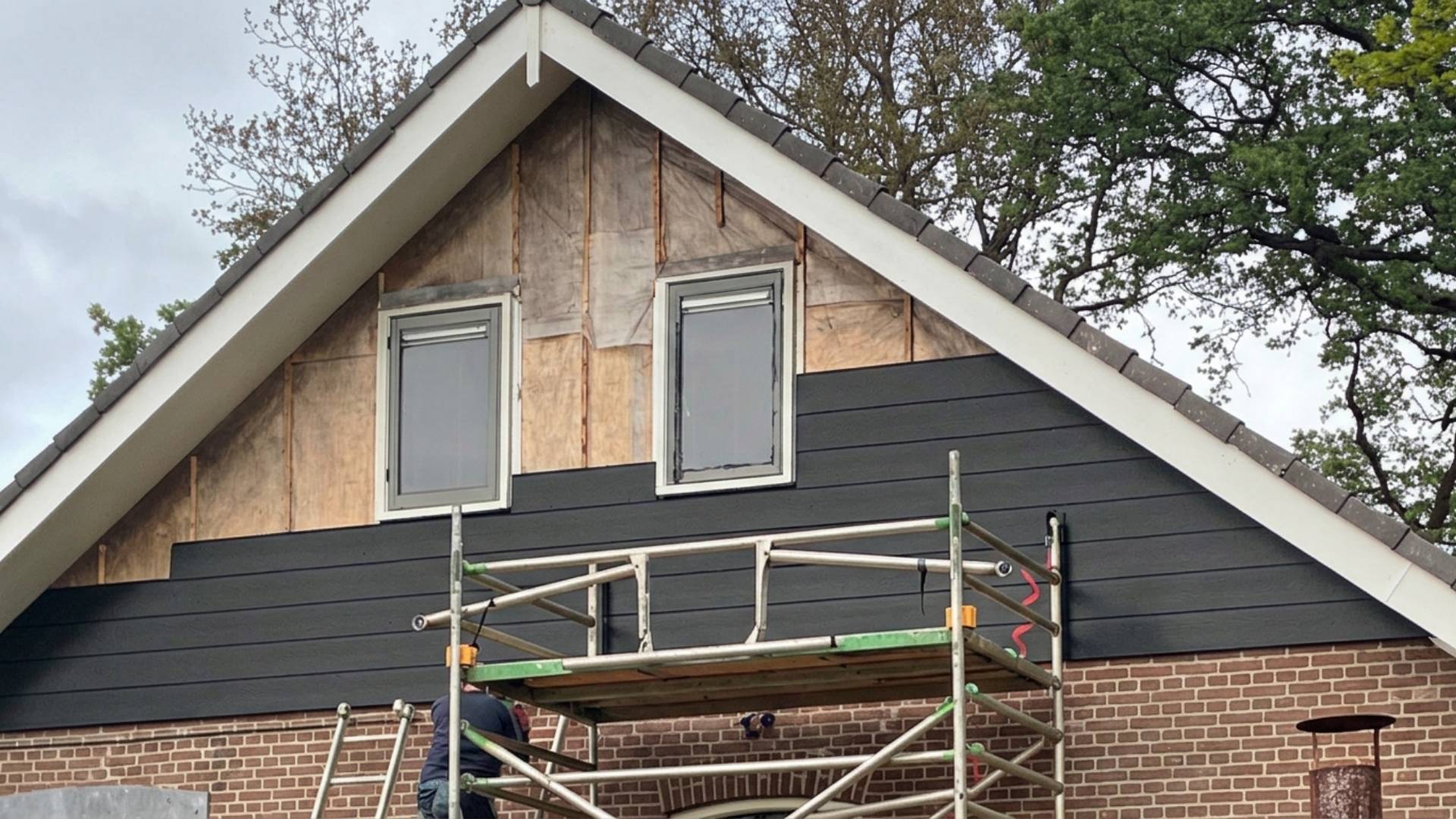 Keralit Sponningdeel 190 Monumentengroen gemonteerd op dakkapel tijdens gevelrenovatie