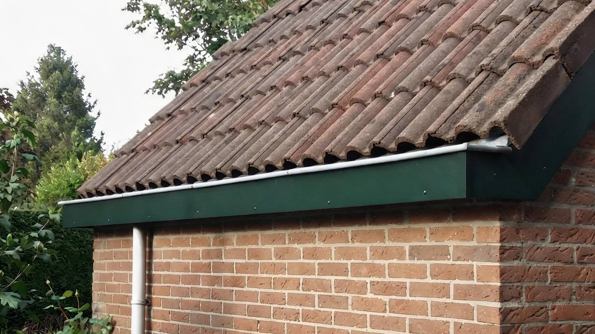 Kunststof Keralit dakrand in donkergroen