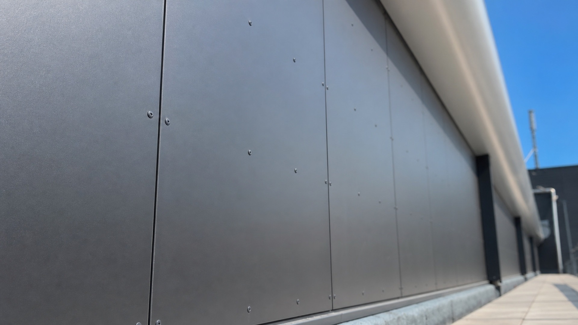 Antraciete Milyt HPL platen als gevelbekleding met zichtbare bevestiging