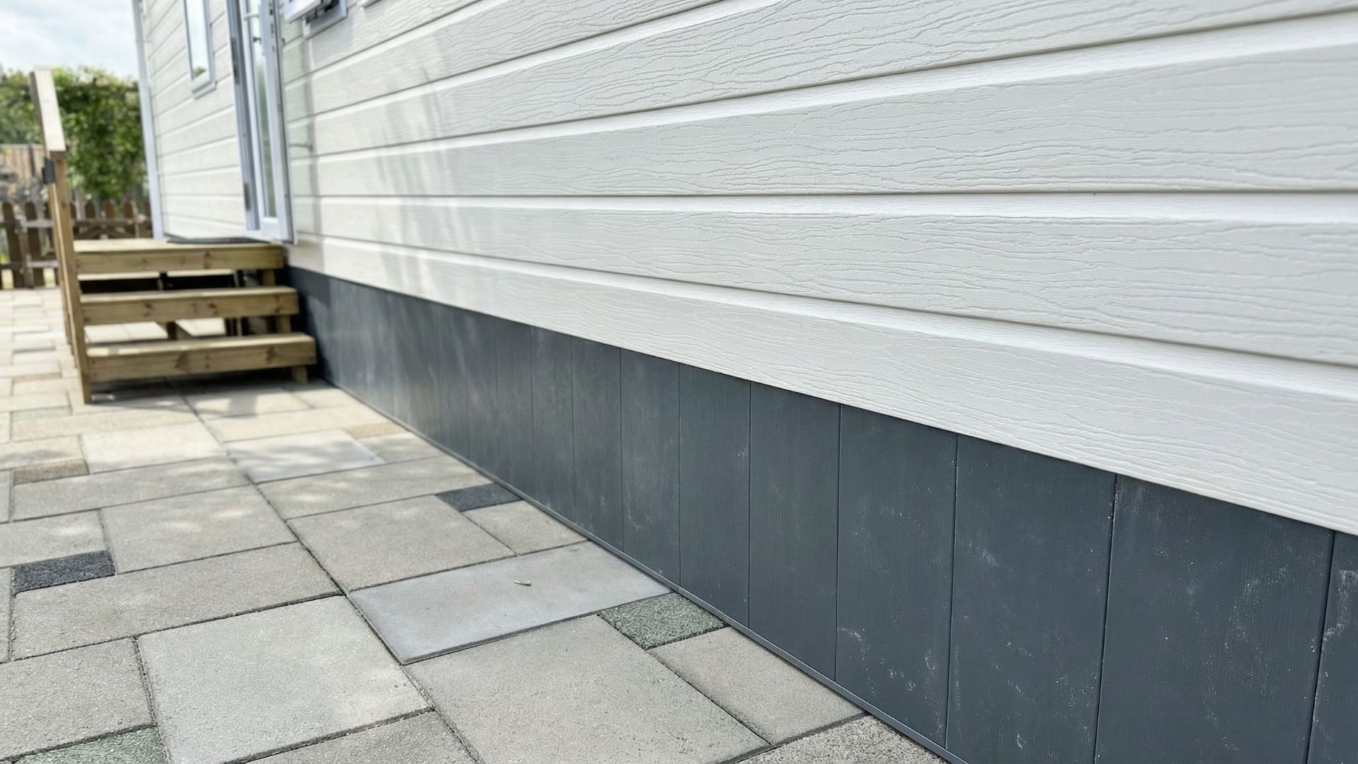 Multitexx basaltgrijs gevelbekleding toegepast op onderkant gevel van een chalet