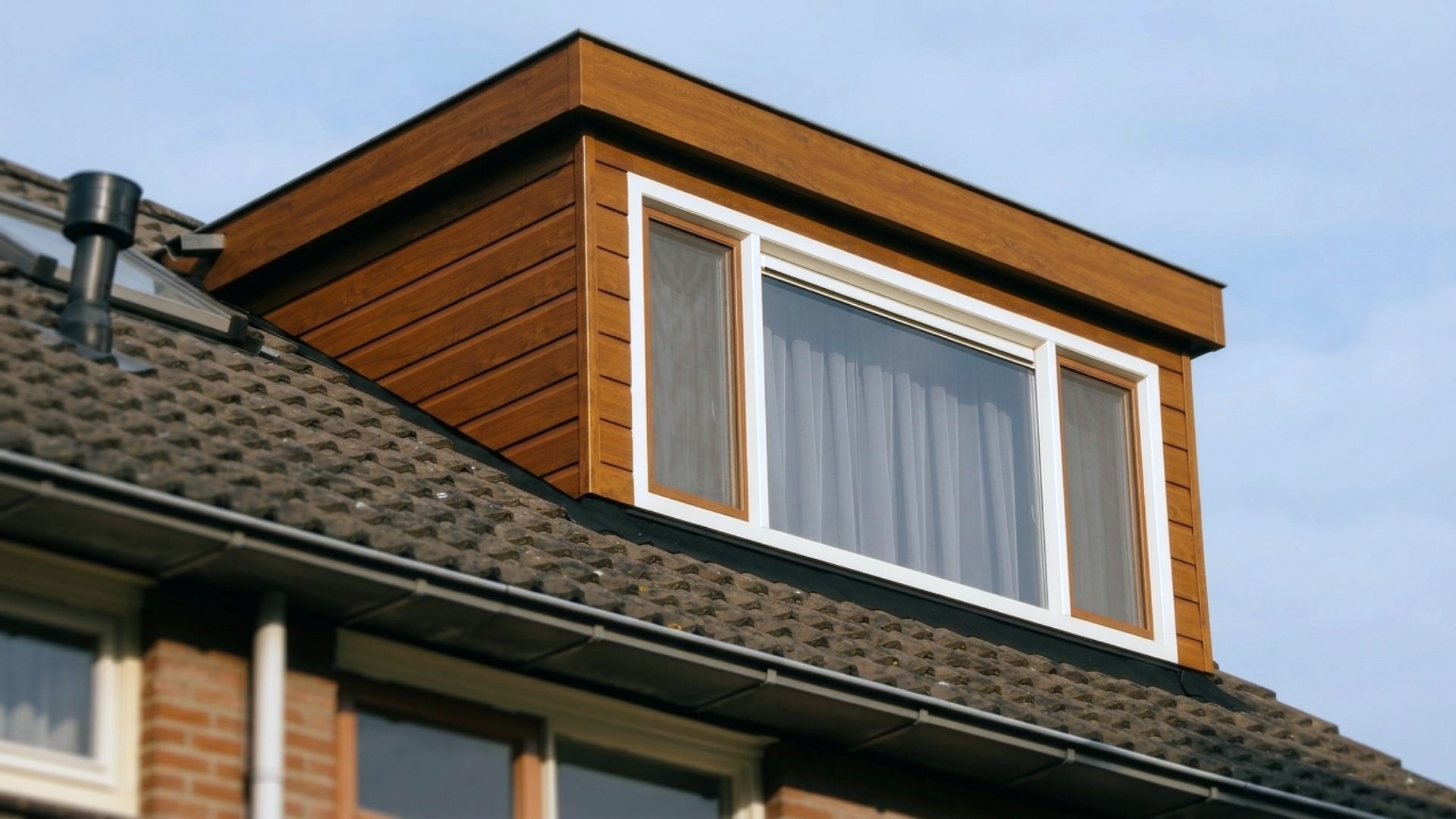 VinyPlus boeideel goud eiken toegepast op dakkapel