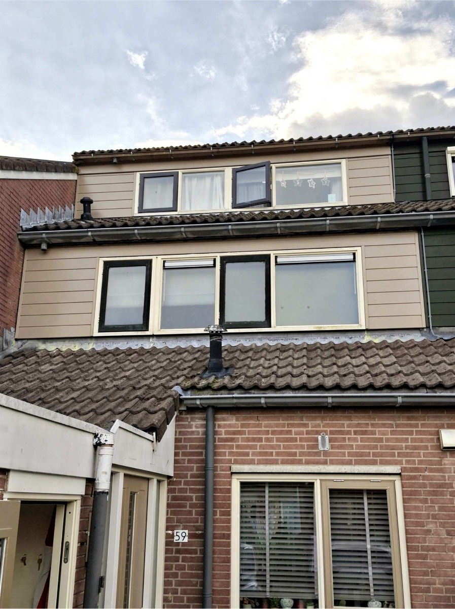 VinyPlus gevelbekleding op dakkapel en gevel woning VinyPlus gevelbekleding in beige kleur toegepast op dakkapel en bovenverdieping van woning