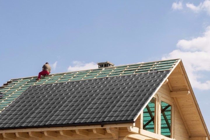 Golfplaat op een schuur in de kleur antraciet
