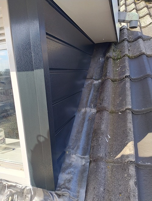 Keralit hoekprofiel gemonteerd op dakkapel Keralit hoekprofiel gemonteerd op dakkapel