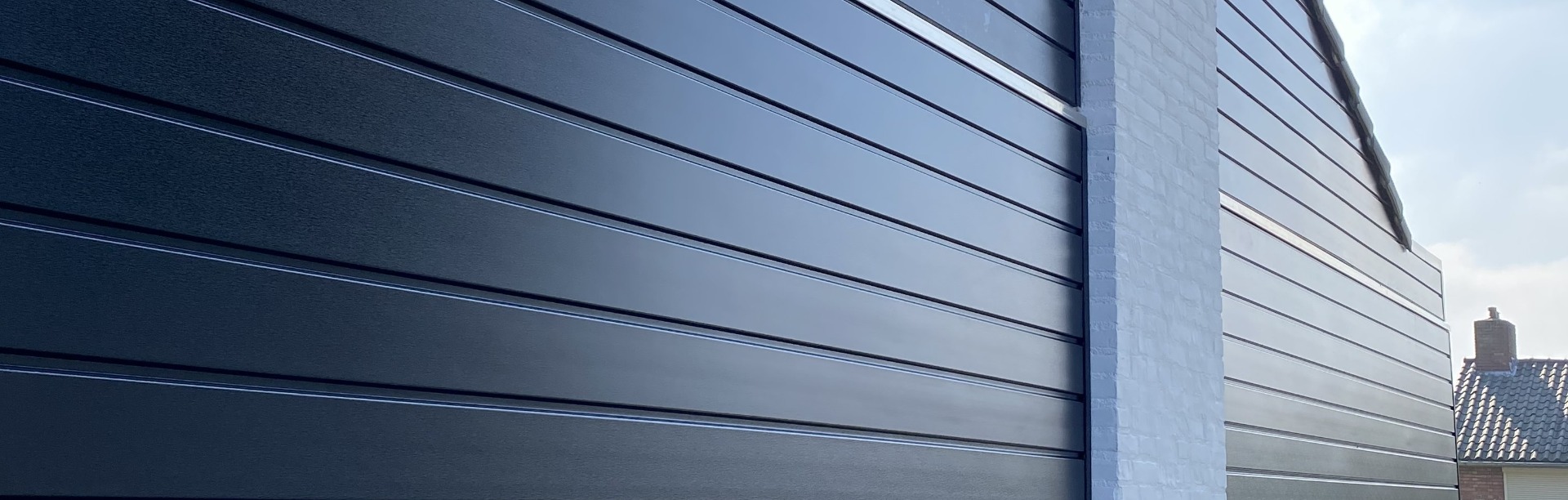 Rabatdelen in het zwart gemonteerd aan de garage