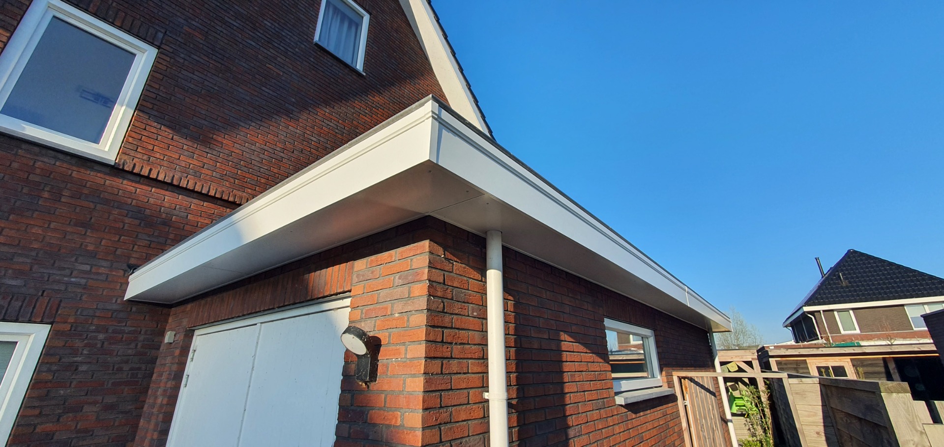 Keralit dakrandpaneel voor strakke dakrand afwerking