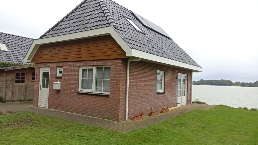 Voorbeeld van onderhoudsarme Keralit dakranden en gevelbekleding Woning met Keralit gevelbekleding en bijpassende dakrandpanelen in antraciet