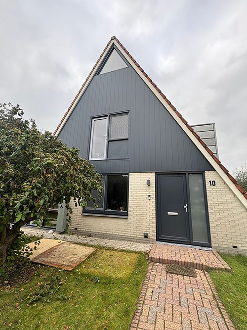 Antraciete keralit rabatdelen op de gevel antraciete keralit rabatdelen kunststof gevelbekleding