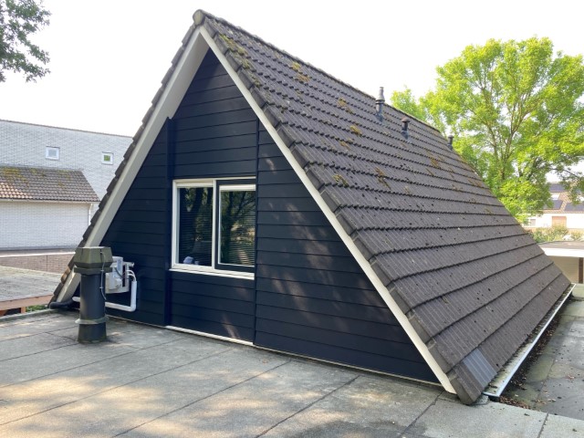Kunststof schroten kan toegepast worden op chalets, woningen en schuurtjes Op deze afbeelding ziet u een foto van Keralit schroten