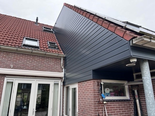 Keralit gevelbekleding in de kleur zwart eiken