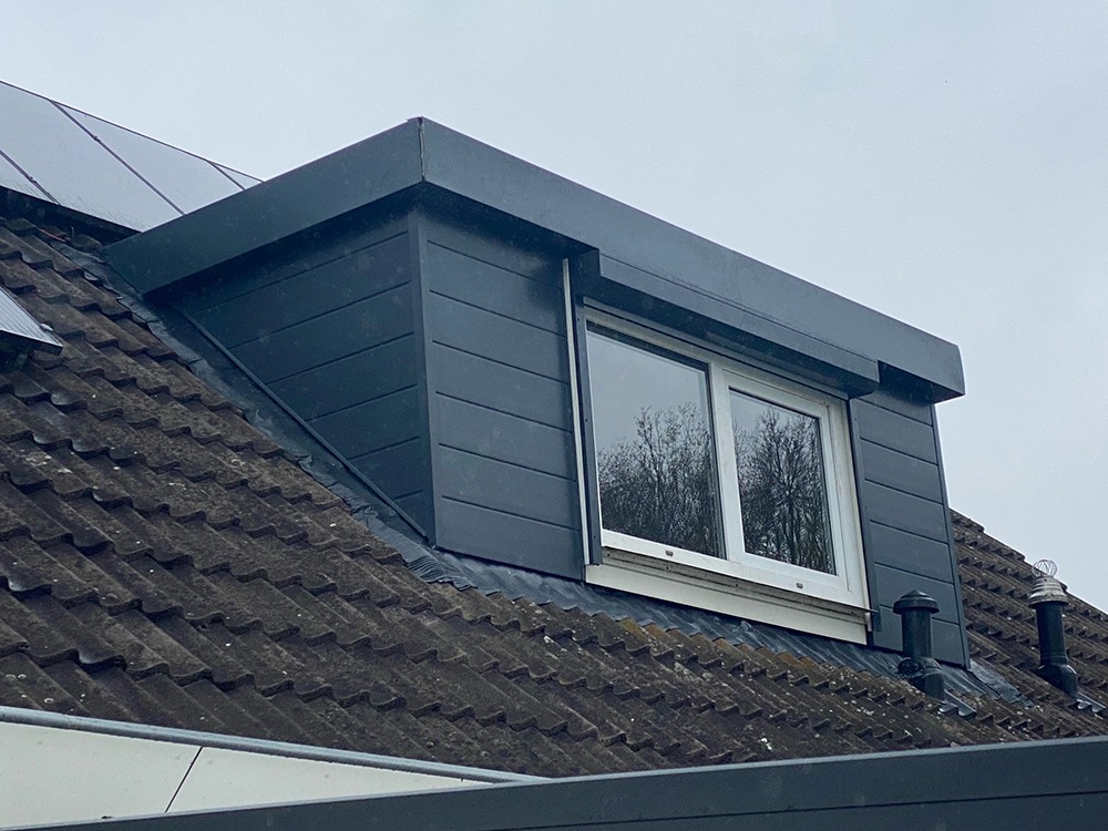 Voorbeeld van onderhoudsarme Keralit montage van dakranden en gevelbekleding Woning met Keralit gevelbekleding met bijpassende dakrandpanelen in antraciet