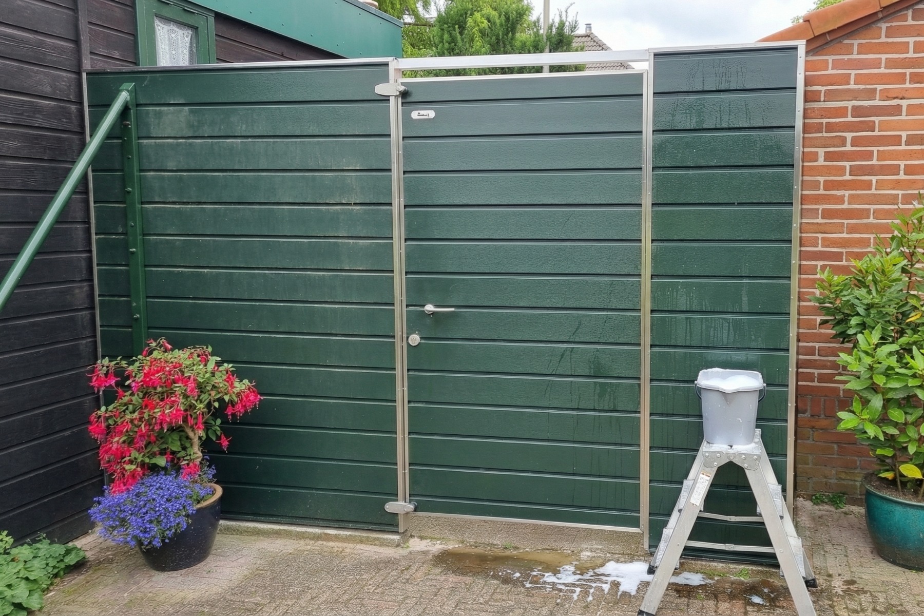 Schoonmaken van schutting bekleed met Keralit sponningdeel 143 donkergroen Schoonmaken van schutting bekleed met Keralit sponningdeel 143 donkergroen