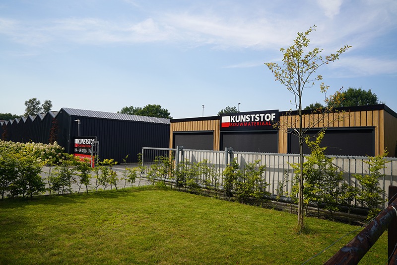 Pand van Kunststof bouwmateriaal aan Rechtuit 43 B in Hollandscheveld