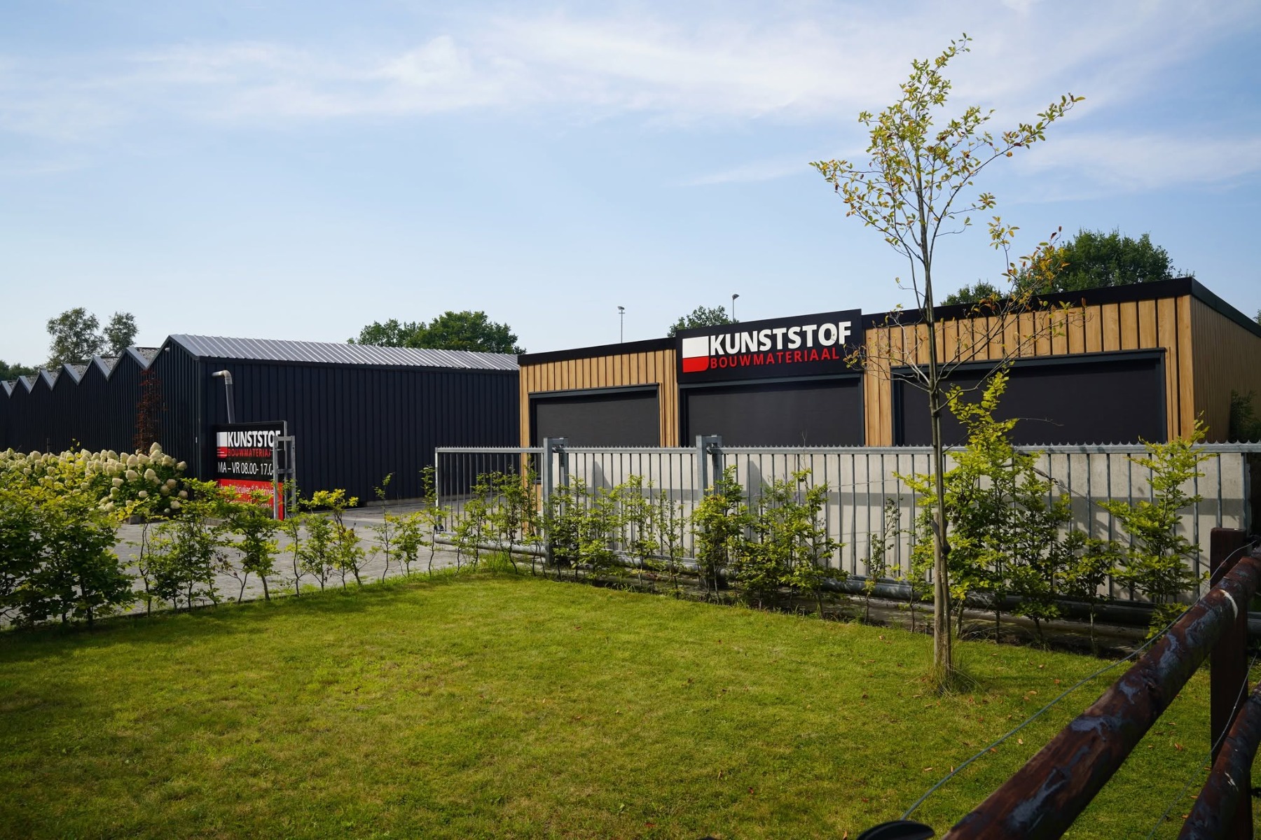 Pand van Kunststof Bouwmateriaal in Hollandscheveld