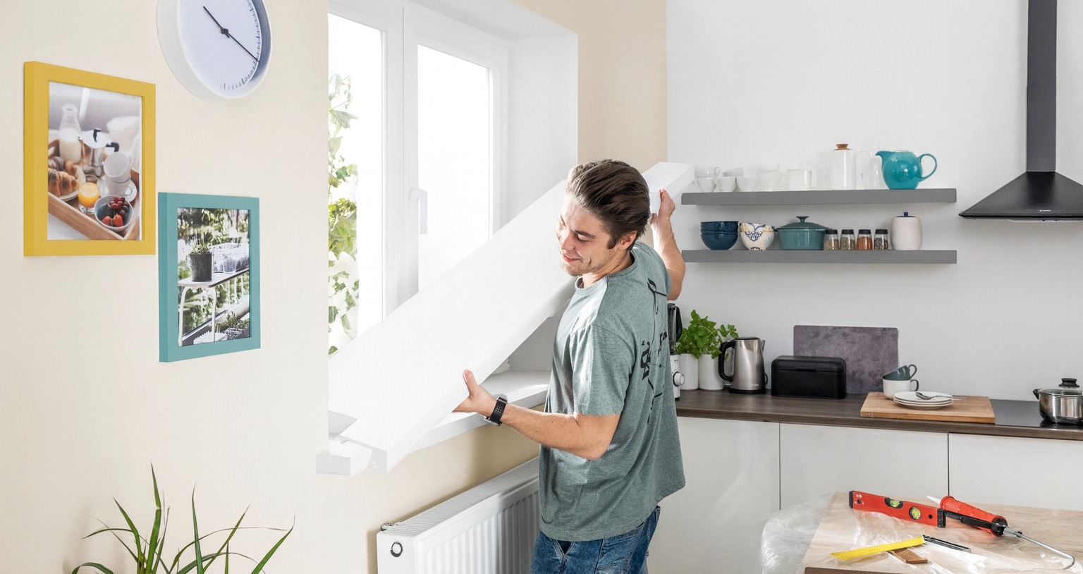 Het monteren van een overzet vensterbank