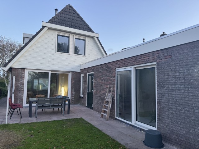 Kunststof gevelbekleding en baksteen kunststof gevelbekleding gecombineerd met baksteen