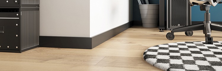 Kunststof plinten in het zwart gemonteerd aan de wand