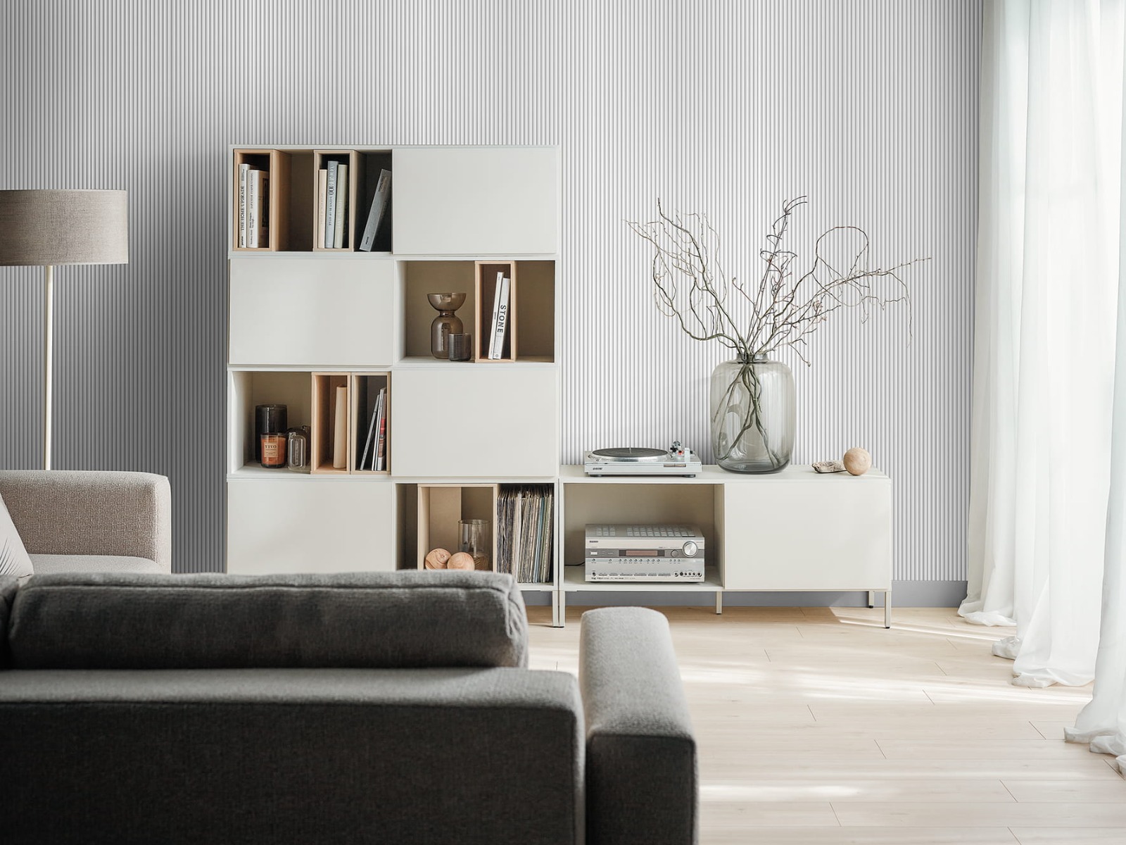 Lattenwand oval wit in lichte woonkamer achter wandkast met subtiele verticale structuur