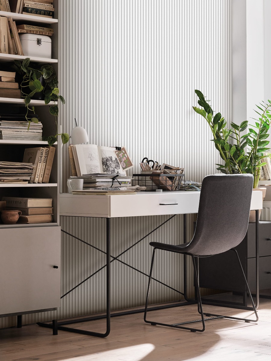 Lattenwand wave wit achter bureau in thuiswerkplek met fijne golvende structuur