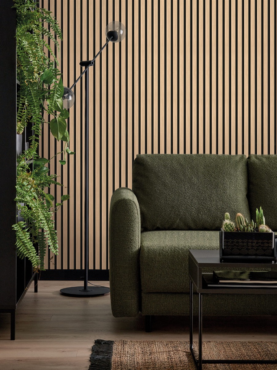 Lattenwand walnoot in woonkamer met groene fauteuil en verticale houtlook latten