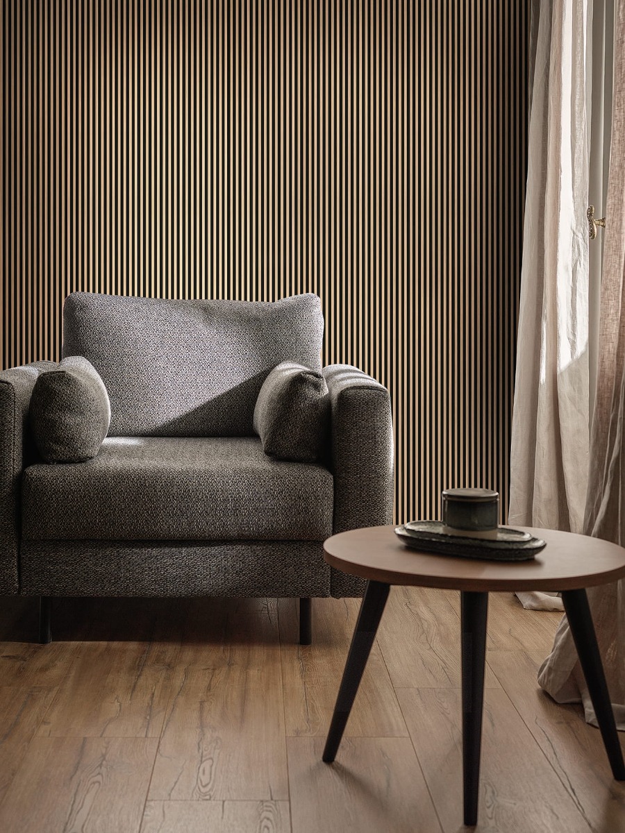Lattenwand zwart eiken als accentwand achter fauteuil met verticale houtlook latten