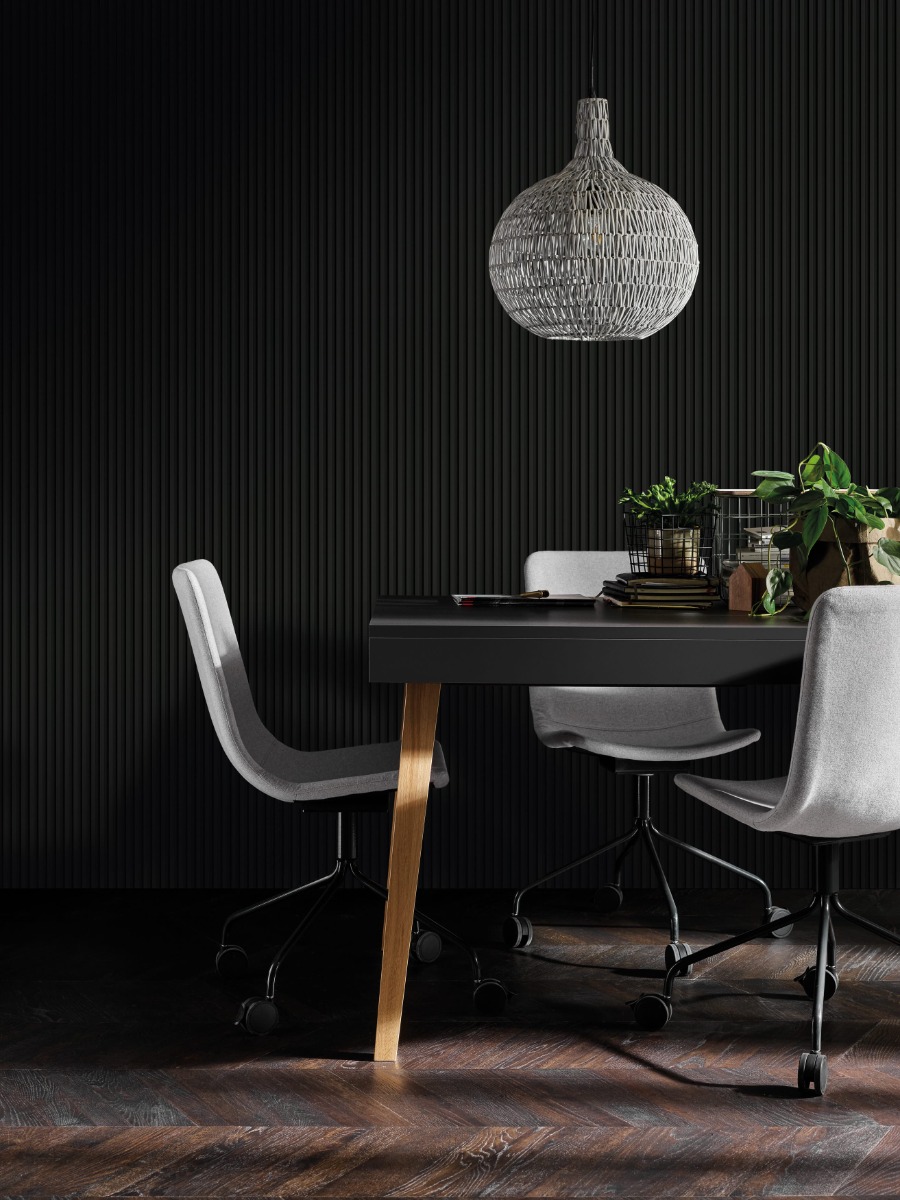 Lattenwand zwart voor krachtige uitstraling in eetkamer Lattenwand zwart als donkere accentwand in eetkamer met zwarte tafel en stoelen