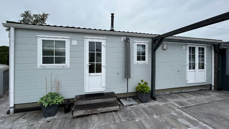 Chalet met overkapping bekleed met Duafort Velling 200 mm in lichtgrijs
