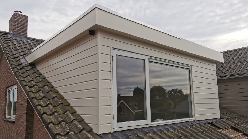 Dakkapel bekleed met Keralit dakrandpaneel in crème