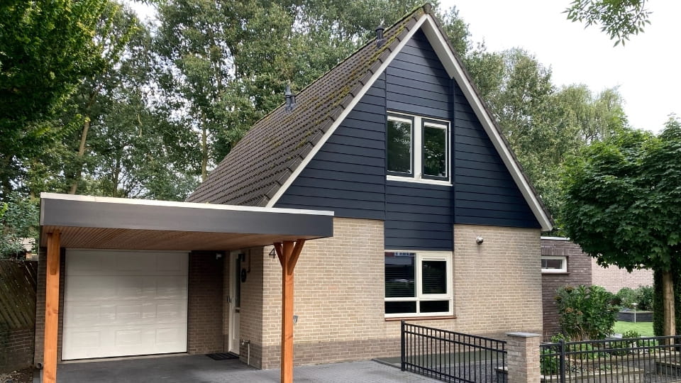 Keralit Potdeksel 177 in zwartgrijs op woninggevel met carport