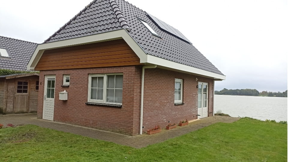 Woninggevel bekleed met Keralit Sponningdeel 143 in bruin redceder