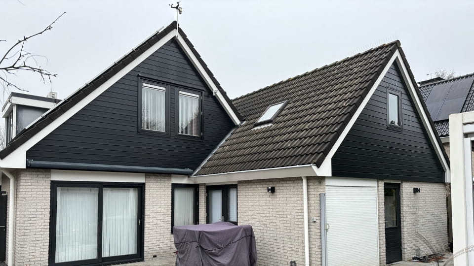 Keralit Sponningdeel 143 in zwart op woninggevel