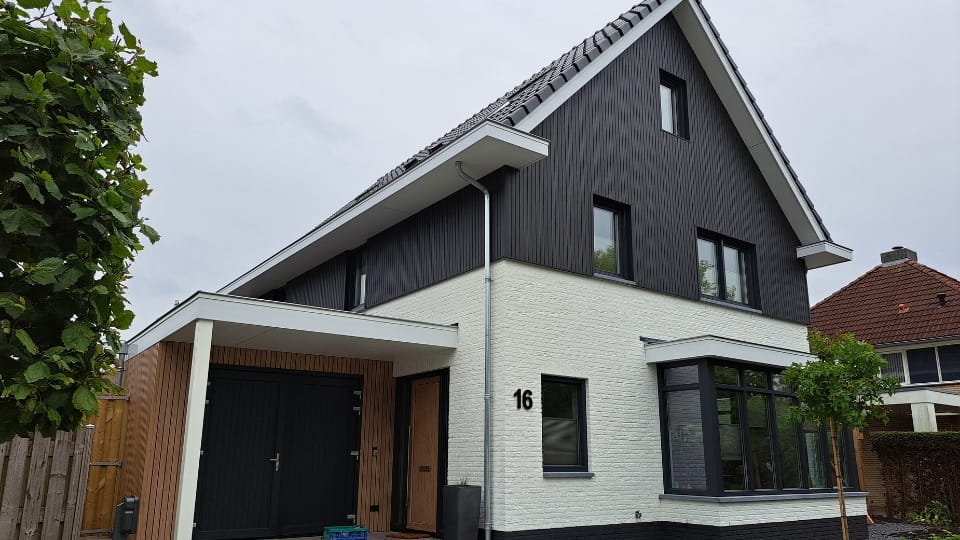 Woning bekleed met Quattro Paneel in Kitami Oak, Turners eiken gevelbekleding en volschuim paneel in glad wit