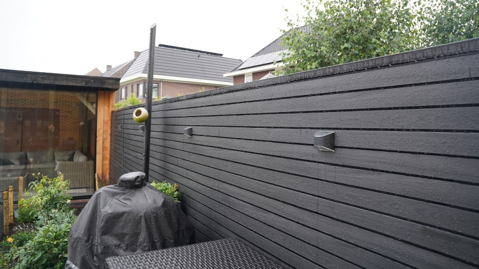VinyPlus Quattro Paneel in Kitami Oak Shadow op schutting