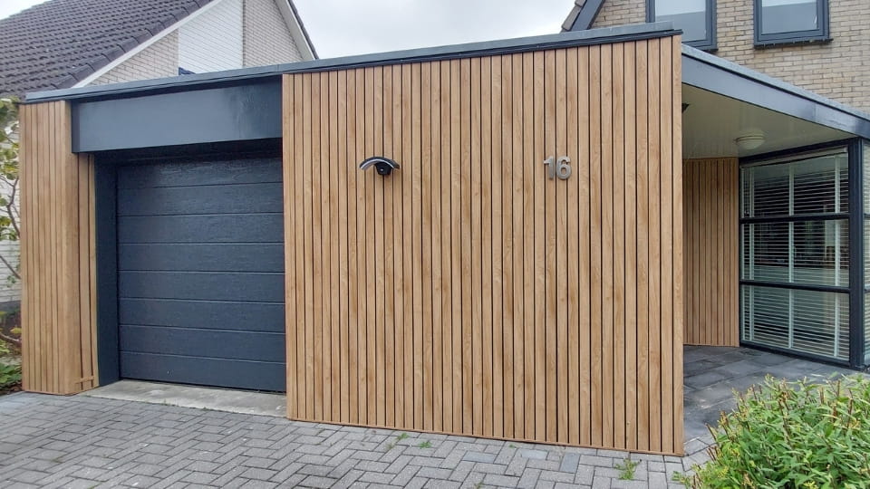VinyPlus Quattro Paneel in Turners eiken Shadow op garage en entree