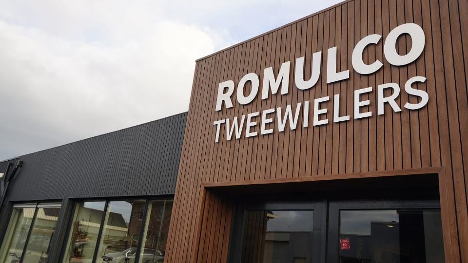VinyPlus Quattro Paneel in Kitami Oak en Turners eiken bruin op bedrijfspand gevel