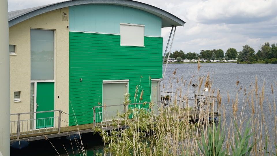Speciaal verzoek in verkeersgroen op gevel aan het water