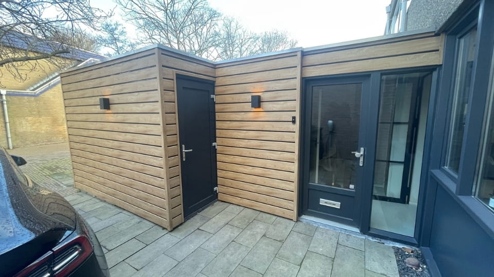 Schuurwand bekleed met VinyPlus Quattro Paneel in Turners eiken Shadow