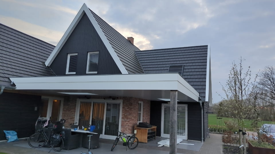 Unipanel bouwpaneel op woning met overkapping